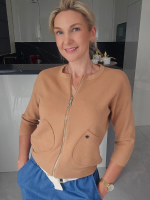 Kamelinės spalvos megztukas su užtrauktuku ir kišenėmis moterims